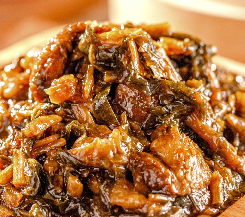 “梅干菜肉馅”也是我们的“顶流明星”产品，包联严选品质梅干菜，严格的清洗工艺，洁净卫生；肉馅中渗入梅干菜之清香，而梅干菜又得肉香，两者相得益彰，回味有一丝恰到好处的甜，浓香扑鼻，油而不腻。梅干菜馅独特又细腻的口味，注定了它有广泛的适应性和地区包容性，如果你不确定你的顾客们喜欢吃什么，那就向他们推荐梅干菜口味的产品吧，肯定会让人满意。