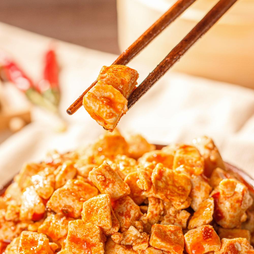 “麻辣豆腐馅”精选优质嫩豆腐，没有过多的工艺处理流程，保留豆腐最嫩滑的口感，搭配经典麻婆豆腐的调味料，调制出广受好评的麻辣豆腐馅料。香辣粉丝馅和麻辣豆腐馅是包联所有馅料中偏辣的两款，香辣过瘾，无辣不欢的顾客看这里!